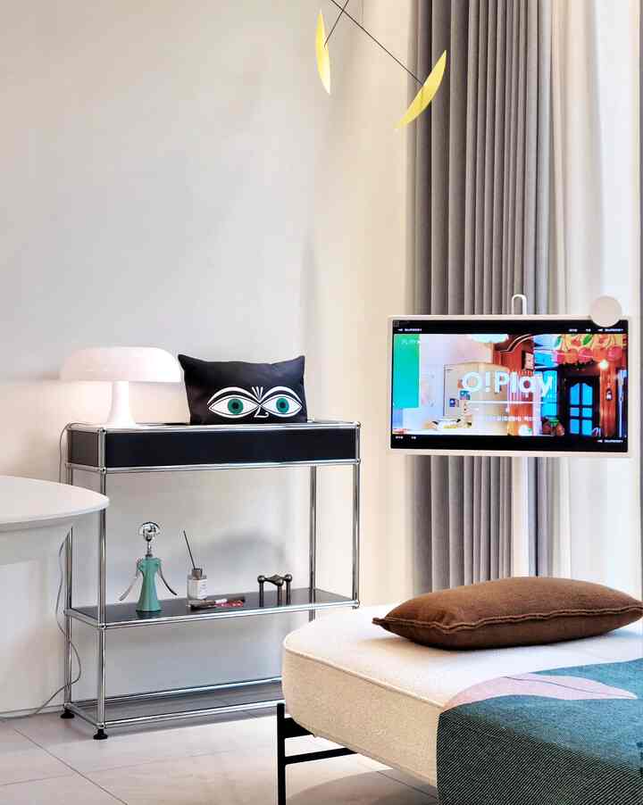 Modern white-toned dining room featuring USM Haller, table lamp, and digital TV with a clean atmosphere