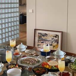 집들이겸 _가족모임
오월엔 ,, 행사가 많다
늘 둘만 있는 조용한 식탁이
오늘은 복작복작 활기가 도는 공간이 되었다 
음식 준비는 힘들어도 둘이 하다 보니
이젠 뚝딱! 이다 ㅎㅎ
수다와 함께 준비한 음식 함께 하다 보면 즐거운 집들이 :) 🤍 #오하우스시즌8 #오늘의집 #홈파티 #오하우스 #그릇 #가족모임 #일상 #기록 #홈메이드 #집들이 #식탁공유 #집밥 #집밥레시피 #집들이레시피 #홈쿡 #플레이팅 #반찬