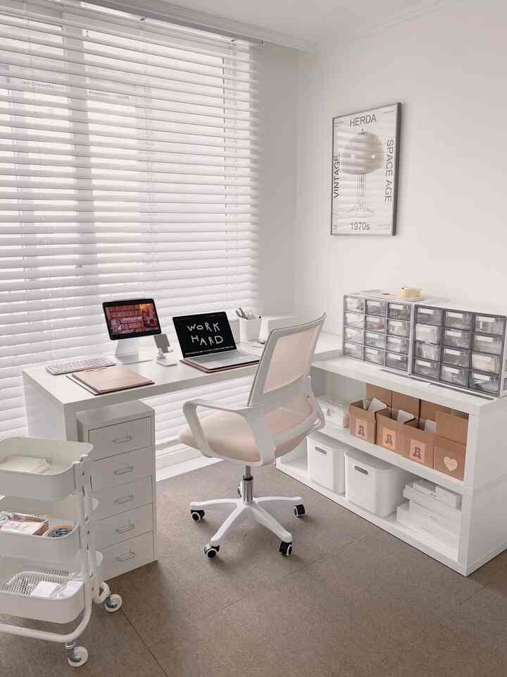 白を基調としたホームオフィス空間で、整然としたデスクとオフィスチェア、収納棚が配置されたモダンなワークスペースインテリア
