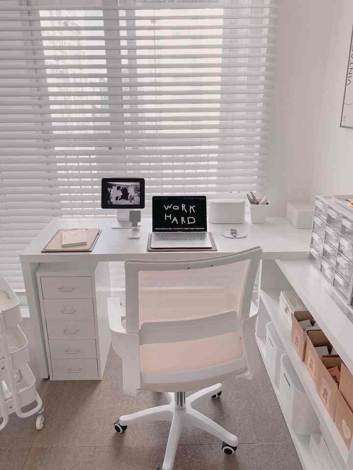 白を基調としたホームオフィス空間、清潔感のあるデスクとオフィスチェアが配置されたモダンな作業室のインテリア