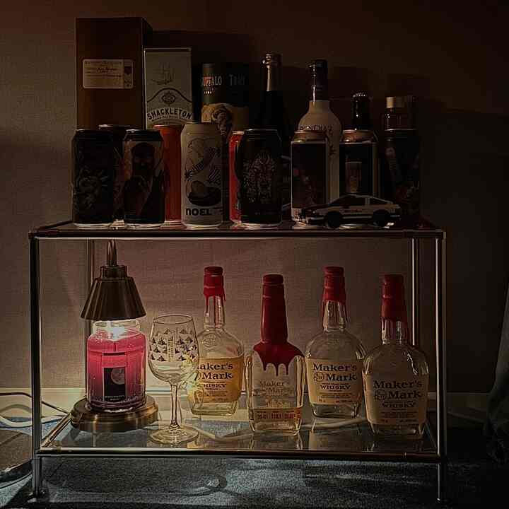 お酒が好きです。何かホームバーの感じで飾ってみたかったので作った空間なのに 
いいですね。  （アルコール中毒）