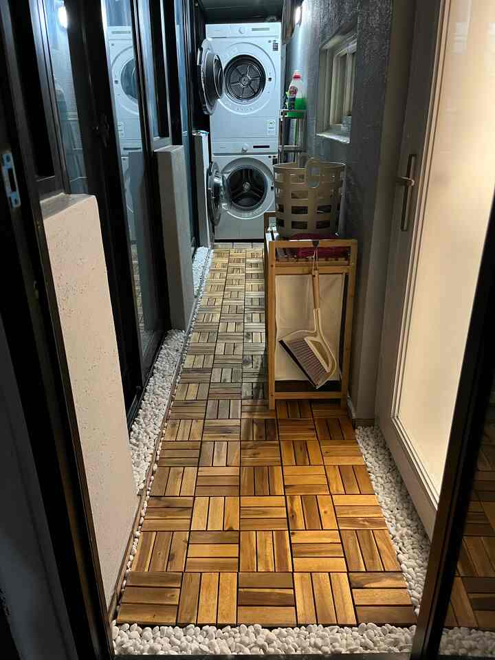 オレンジ色だったオリジナルベランダの床が気に入らず乾式で使えるようにデッキを敷いて空スペースには白砂利で満たし居心地の良い洗濯室で変貌した空間です ꔷ̑◡ꔷ̑ 
洗濯用品を置くことができる棚をウォッシュタワーのすぐ前に配置し、洗濯バスケットは家で開けばすぐに使用できるように家の中を通るドアのすぐ前に配置し、銅線まで完璧な私たちのランドリールーム！