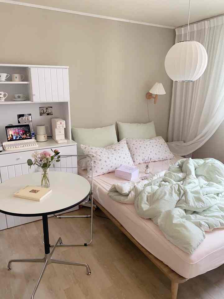 Natural and white toned 6-tatami bedroom featuring a cozy bed with soft bedding and a round dining table