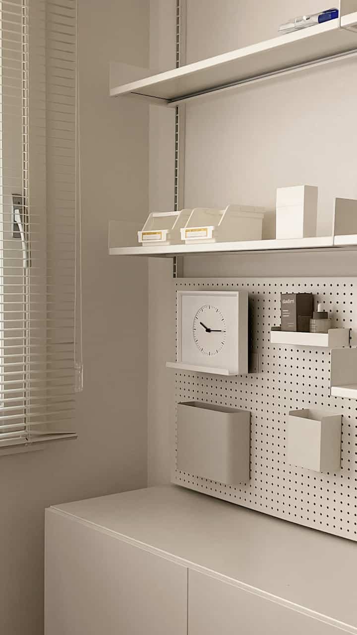 清潔感のあるホワイト調の子供部屋収納空間、ブラインドの窓と多様な収納棚が配置されたすっきりとしたインテリア