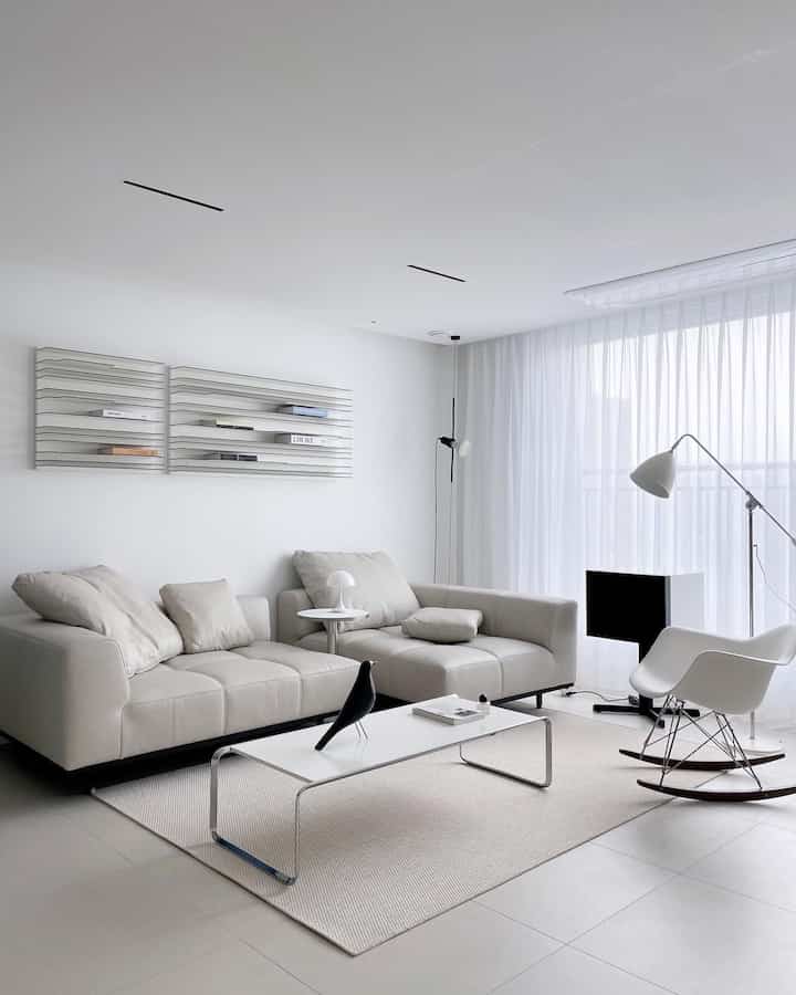 明るくすっきりとしたベージュのソファと白いコーヒーテーブルが配置されたリビングルーム