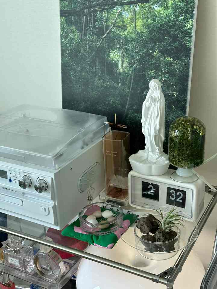 透明ガラスと白いオブジェが配置されたミッドセンチュリーモダンの小さな飾り棚のあるインテリア