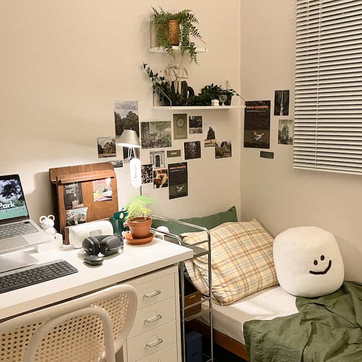 Ivory-toned walls and white desk create a natural home office space for a single occupant