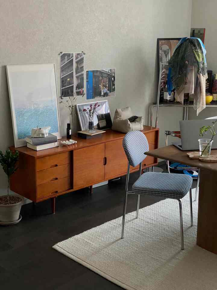 Beige-toned walls with wood-tone furniture create a natural modern style study and living room space