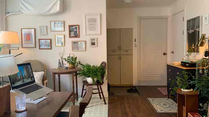 暖かいベージュとナチュラルな木目調が調和した玄関とホームオフィスの居心地の良い空間