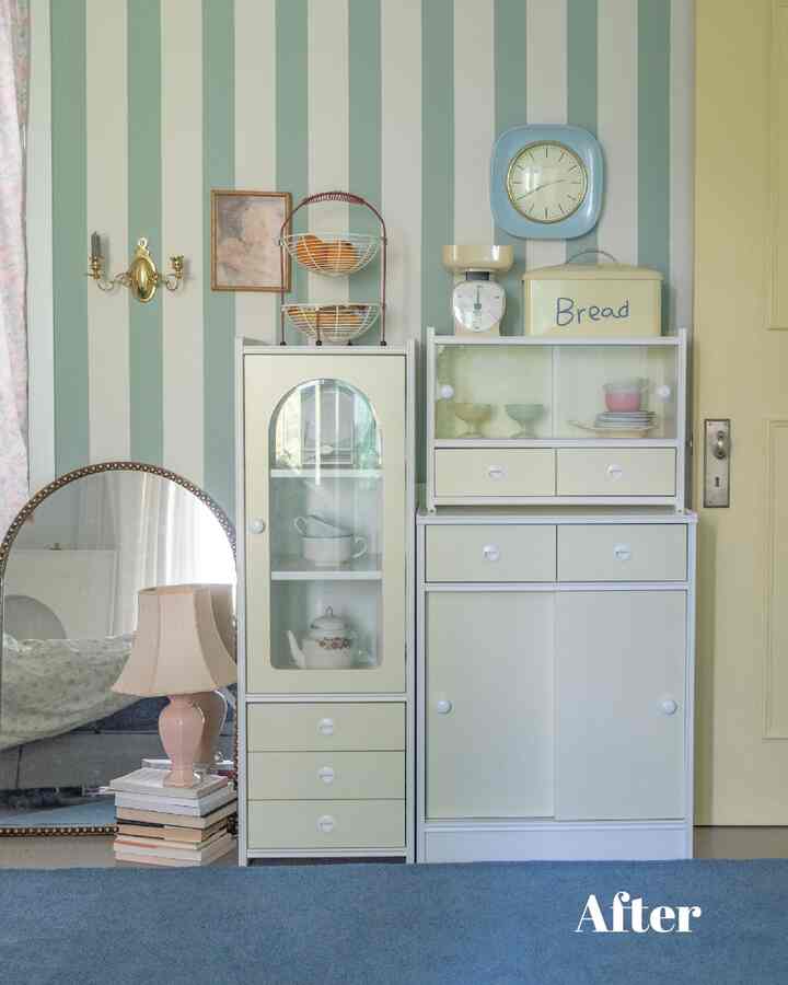 ブルーとホワイトのトーンのヴィンテージキッチン、キャビネットとヴィンテージアイテムが配置された雰囲気のあるインテリア