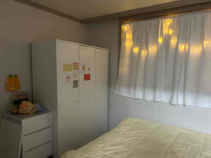 ふわふわと暖かい感性の寝室 
表現したくて黄色が混じった 
寝具を選んで寝具の色に合わせて 
ポイントカラーで表現できるオレンジと 
薄緑色が混ざったはがきを使って 
飾られた春の日差しのような居心地の良い感じの寝室！
