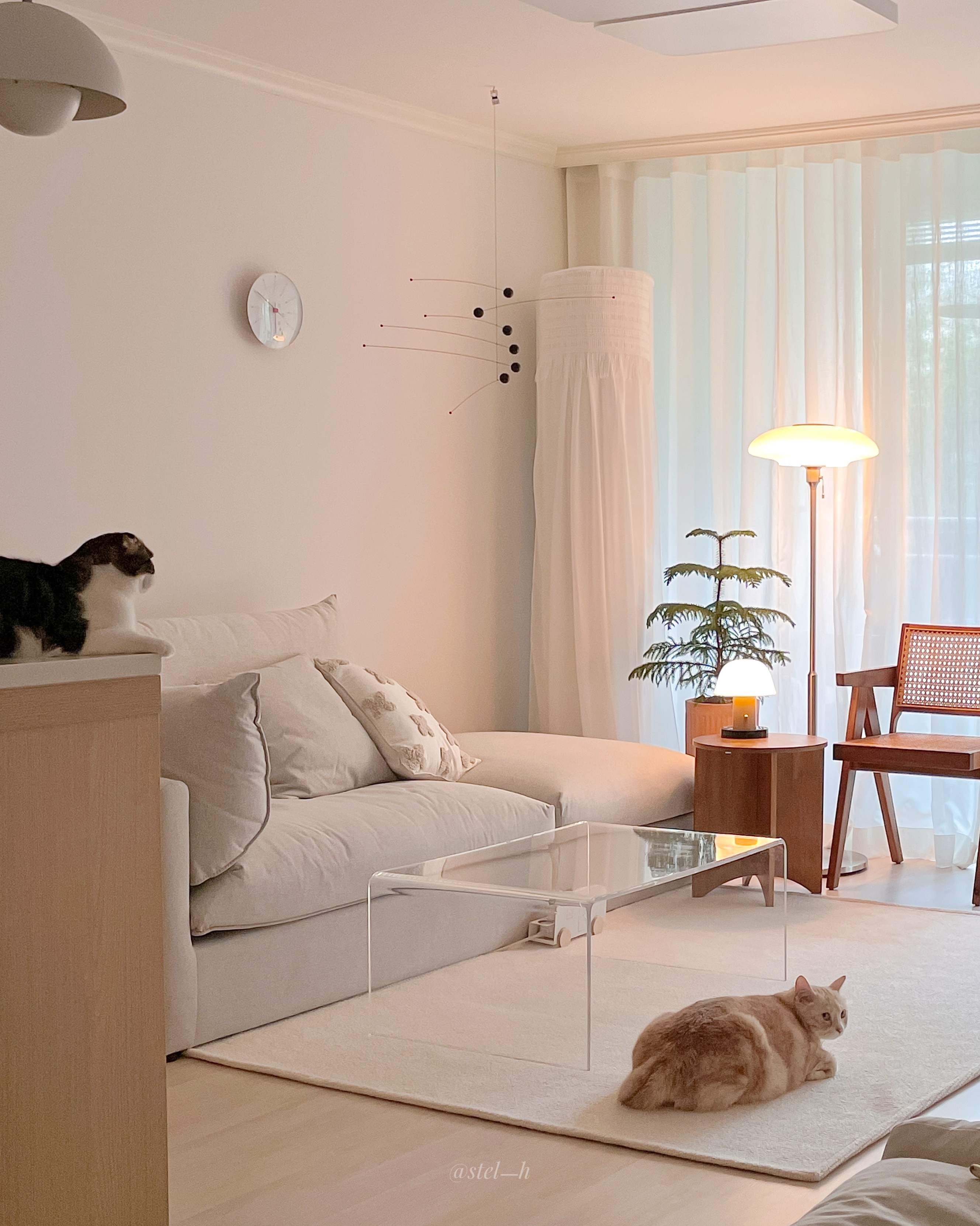 Round Wood Side Table with Built-in Bookshelf user photo