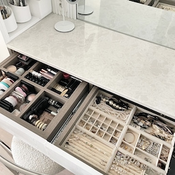 화장대 서랍 정리 어떻게 하세여? 사실 잘 안보이는 공간이라 저도 한동안 흐린눈 하고 지냈는데 여기도 가지런히 정리해두면 열때마다 기분이 좋아요