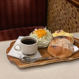 앤틱한 분위기의 현지인&관광객이 많이 찾는 찾집, 킷사텐☕️
📍ランブル(L'ambre) - 신주쿠
ランブル라는 이름의 빈티지한 분위기가 멋진 킷사텐 란브르!
킷사텐은 가벼운 식사를 할 수 있는 찾집을 뜻해요-! 보통 오래된 빈티지한 분위기의 인테리어라서 마치 과거에 간 듯한 느낌을 주기도 해요-!
저도 이날 도쿄 출장 중에 점심을 간단히 먹고자 들렸는데, 제가 주문한 샌드위치 양이 생각보다 많아서 간단하지가 않더라구요. 하지만 맛은 있었다는 것!
#오라이프 #오라이프추천 #일본여행 #도쿄 #킷사텐 #카페 #홈카페 #빈티지 #앤틱 #앤틱인테리어 #커피 #샌드위치
