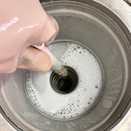 싱크대 깨끗하게 관리하는 루틴
급하게 지방에 내려갈 일이 있어서 
싱크대 배수구 청소를 못하고 다녀왔더니
기름때.. 찌든때.. 냄새까지 장난이 아니더라구요
광내고 닦은 싱크대 관리법 공유해봅니다.
준비물 : 주방세제, 구연산, 과탄산소다, 
청소용수세미, 틈새솔, 미니스퀴지, 헹주
그리고 (나의 소중한 호흡을 위해) 마스크 !
➊ 과탄산소다+주방세제를 １:５ 비율로 하수구에 뿌린 후 뜨거운 물을 붓는다. (세척+살균+물때+기름때제거)
➋ 그 사이 싱크볼에 주방세제를 묻힌 청소용 수세미로 세척후 틈새솔을 이용해 모서리까지 물때를 제거해준다.
𖤐 싱크볼 청소용 수세미는 스크래치가 나지않고 빳빳하지 않은 수세미가 좋아요.
➌물로 헹구어준 후에 스텐클리너를 뿌려 수세미로 한번 더 세척해 준다.
➍ 미니 스퀴지로 주변과 싱크볼 내 물기를 제거해준다.
❺ 마른수건으로 꼼꼼히 광나게 닦아낸다.
이 과정을 거치면 반짝반짝 광나는 싱크볼을 유지할 수 있답니다.
#오라이프 #싱크대 #싱크볼청소 #싱크대정리 #청소루틴 #하수구청소 #찌든때 #물때 #하수구 #틈새솔추천 #틈새솔 #스퀴지 