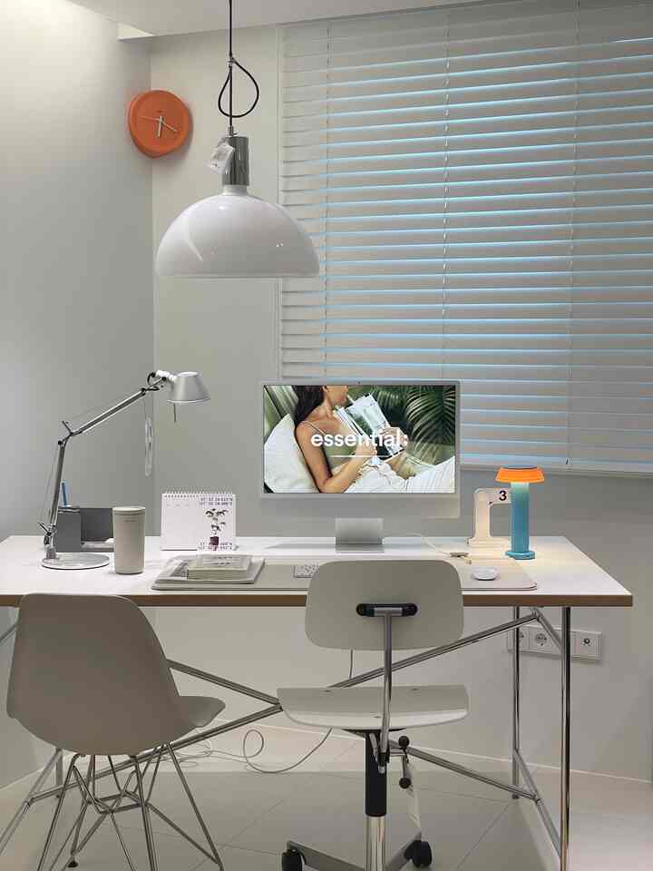 白を基調としたホームオフィス、シンプルでモダンな家具と照明が配置された快適な作業空間