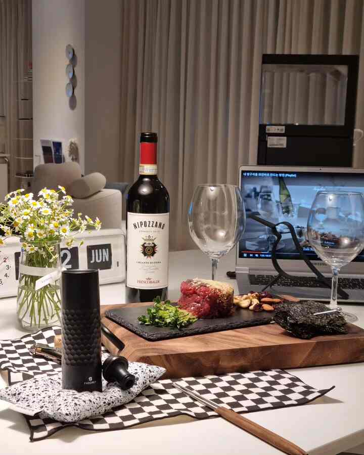 #제품제공 標識足の休日、毒パク子育てに熱い涙を飲み込み、金曜日の夜の思い出を取り出してみます....🥲

ワインの味をつかむワインストッパー🍷
その間はもともとコルク栓で大体ふさがれていましたが、
時々安いワインや、力のないワインは  #디온리와인전동스토퍼 #와인전동스토퍼 #와인 #wine #스토퍼 #와인파티 #와인추천 #와인바 #홈파티 
