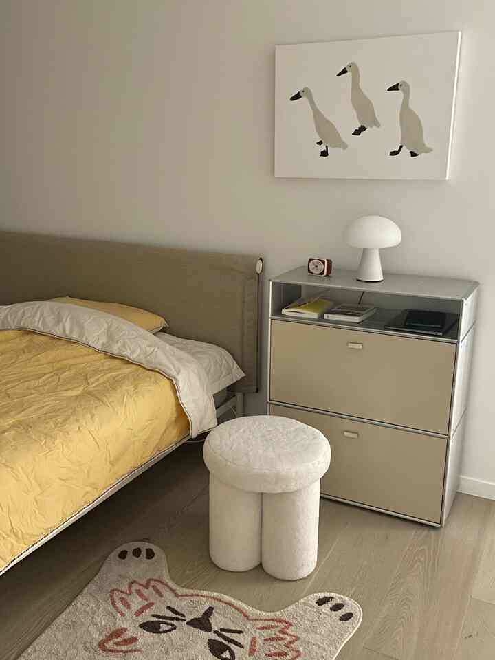 ゲストルームリニューアル完了！
子供がもう少し育ったら、よくスペースであらかじめ飾ってみました。その間、私のお父さんは一度ずつ書いています:) 

#gubi #hay #101copenhagen #flatpoint
＃寝室照明＃ファブリックベッド＃フリースツール＃収納箱＃寝室家具