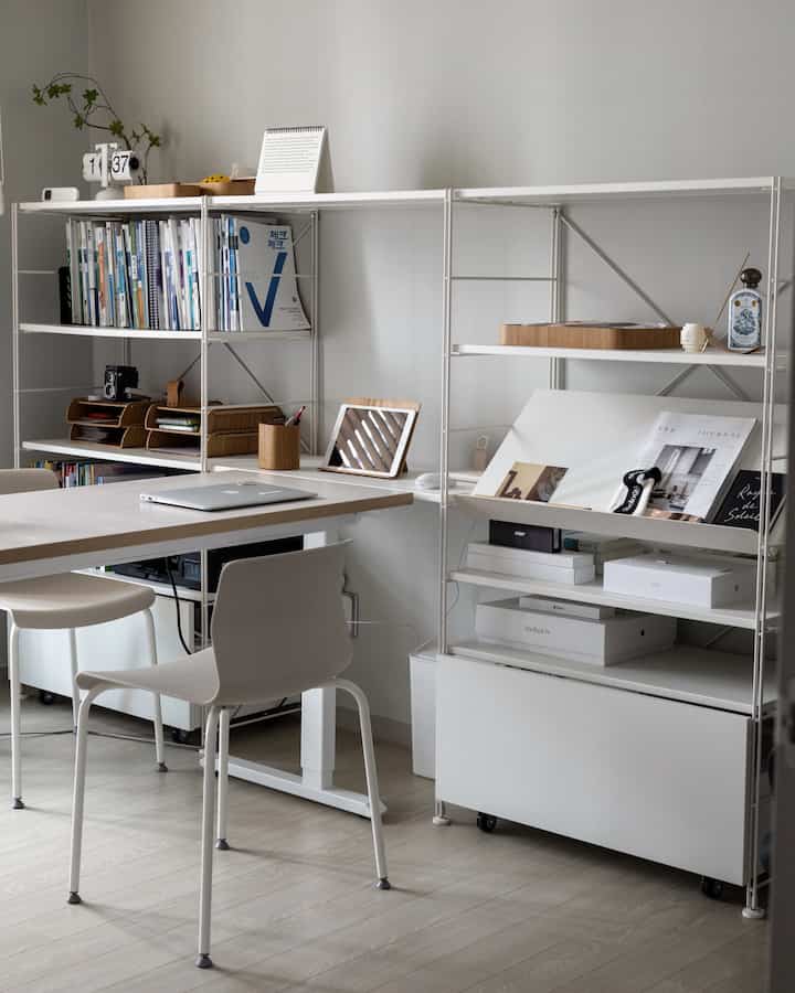 To make a baby's room
To celebrate the end of organizing and cleaning the study room, I took a picture🤍
The study room that I've grown attached to while working there for 2 and a half years is now goodbye! Instead, it's going to be transformed into my husband's computer room☺️

#Ohaus #오하우스시즌8 #서재방 #서재방인테리어 #공부방 #공부방인테리어 #책상 #책장인테리어 #책장
