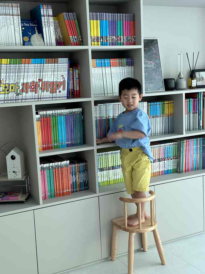 ＃製品協賛＃オリビューア

オーハウスレビューアを通じて提供されたティンバートーツオールラウンドキッズチェアです:) 可愛らしいサイズ、SE0グレードの環境にやさしい原木で作られたキッズチェア素材も安心ですよ、
丸みを帯びた面がなくて安全性も合格ですよ！ 
。
リビングで時間を過ごしてみると、子供たちが書く曖昧なチェアサイズのために不便でしたが、4-7歳の小さな子供たちの体型に合わせてデザインされた＃ティンバートーツオーラウンドキッズチェアのおかげで、本も読んで休むスペースが用意されました。 
。
背中を丸く包むデザインなので、肘掛けがなくても横に落ちないようにしてくれるスマートなチェアです！ 
。
#ohouse8 ❤️
＃製品協賛＃オリビューア＃オーハウス＃今日の家＃ティンバートーツ＃ティンバートーツチェア