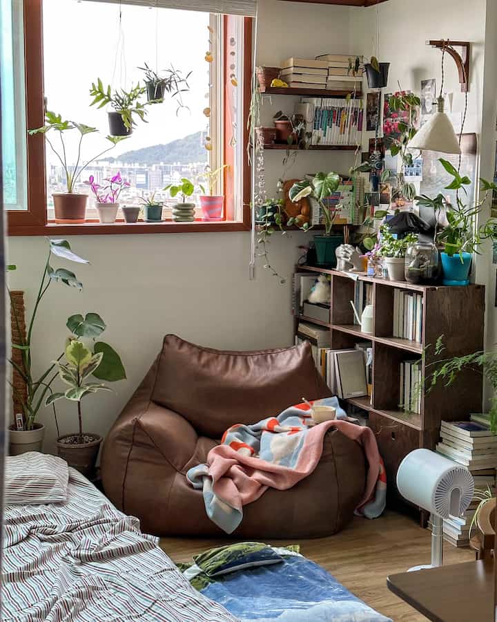 Natural-toned living room with a brown bean bag and various plants in a cozy, comfortable 6-tatami space