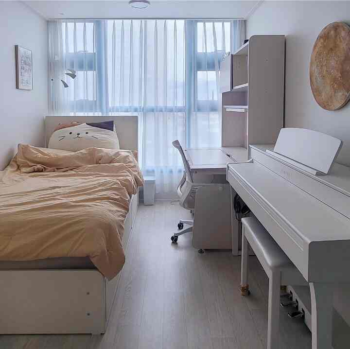 子供部屋は最小限の小物や家具で自分で整理整頓ができるようにしています。サリムをきれいに整理できていいですよ  #아이방침대 #수납침대 #수납가구 #학생방 #학생책상 #일룸책상 #조명침대 #호텔식침대 #침구 #침구인테리어 #초등학생방 #여아방 #여자아이방 #방꾸미기 #딸방  