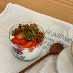 그래놀라 즐기기🥜
바삭하고 고소한 그래놀라를 좋아해요
요거트에 제철 과일과 함께 하면 너무 좋죠 
#오라이프 #홈스토랑 #그래놀라 #그래놀라요거트 
