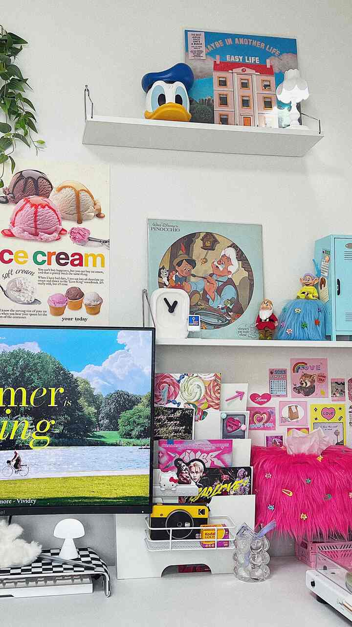  #인테리어 #소품 #책상인테리어 #책상인테리어 #책상 #데스크테리어 #데스크 #색감 #색감인테리어 #핑크인테리어 #핑크 #디즈니 #lp #lp플레이어 #턴테이블 #포스터액자 #엽서 #엽서인테리어 #피규어 #오브제 #컴퓨터책상 #키치 