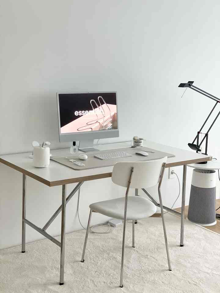 白とグレーのトーンのホームオフィス、すっきりとしたデスクと椅子が配置されたシンプルで落ち着いた雰囲気のインテリア