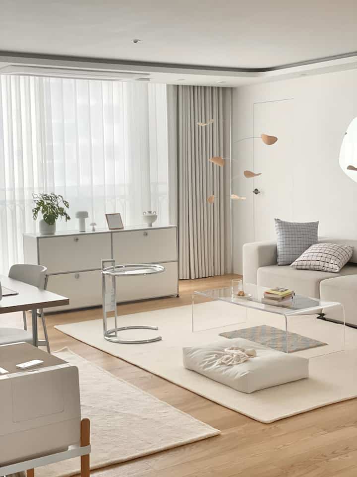 Waktu yang saya habiskan untuk membersihkan dan minum bagel dan kopi sungguh berharga 🤍

#Alat peraga interior ruang tamu #거실인테리어 #홈스타그램 #홈스타일링 #usm #거실테이블 #거실장 #화이트인테리어 {7 #Ohouse Musim 8}  