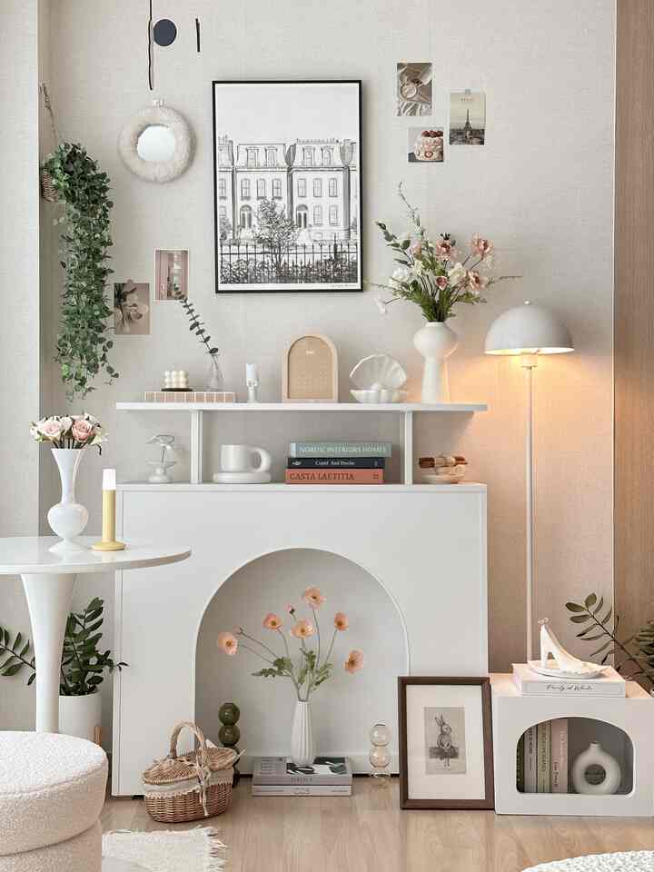 ホワイトとベージュのトーンのリビング、花瓶やキャンドル、フロアランプが配置されたシンプルでナチュラルな雰囲気のインテリア