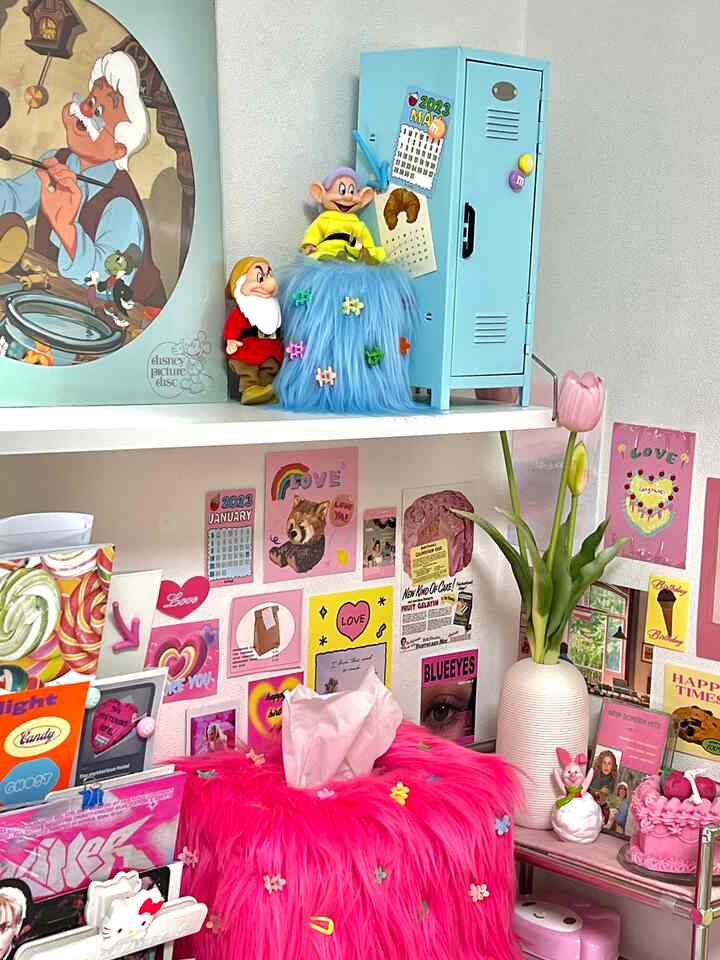  #방꾸미기 #핑크인테리어 #핑크 #블루인테리어 #엽서인테리어 #엽서 #포스터 #책상인테리어 #책상꾸미기 #데스크테리어 #데스크 #데스크셋업 #피규어 #덕후룸 #소품인테리어 #소품샵  #귀여운소품 #귀여운인테리어 #키덜트인테리어 