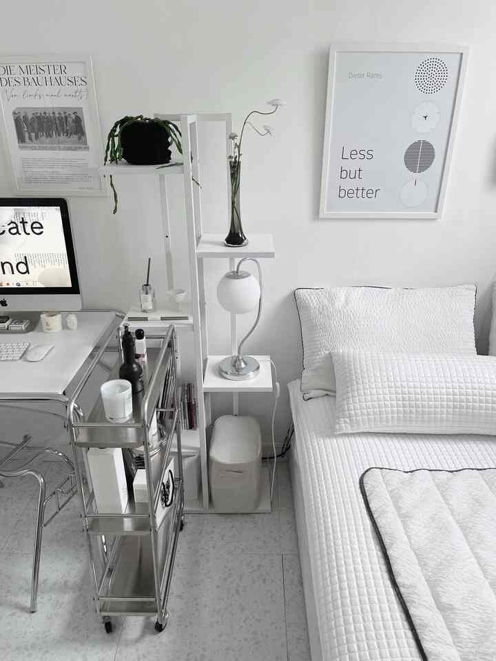白とグレーのトーンの寝室、デスクと棚が配置されたシンプルでモダンなインテリア