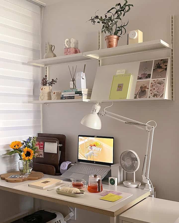 #오하우스시즌8 #서재 #서재인테리어 #향테리어 #책상정리 

Ohaus bunga terakhir musim ini dan majalah O!H🌻
Tulisan dan foto saya tidak dimuat di majalah ini🥲
Saya akan memberi dosis lagi ketika saya pindah di musim depan, jadi silakan pilih lagi🫰