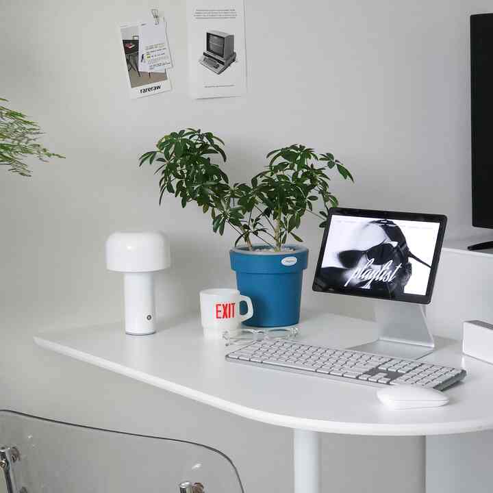 My dining space, workspace, and hobby space, my Jagun table🤍 It's not quite level, but I put some things under my feet to adjust the height, and it's pretty much fixed. It's comfortable.

#OhouseSeason8 #화이트테이블 #반타원테이블 #반타원식탁 #작업실 #작업실인테리어 #작업실꾸미기 #작업공간 #데스크테리어 #데스크셋업