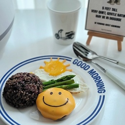 갓지은 잡곡밥에
치즈 올린 떡갈비랑 계란후라이🍳 #밥도둑 맞죠🤗
빵이나 시리얼이 싫은 밥돌이 아들의 아침입니다
#떡갈비 #아침식사 #간편요리 #홈쿡 #플레이팅 #예쁜플레이트 #쿠킹 #홈스토랑 #오늘의식탁 #오라이프