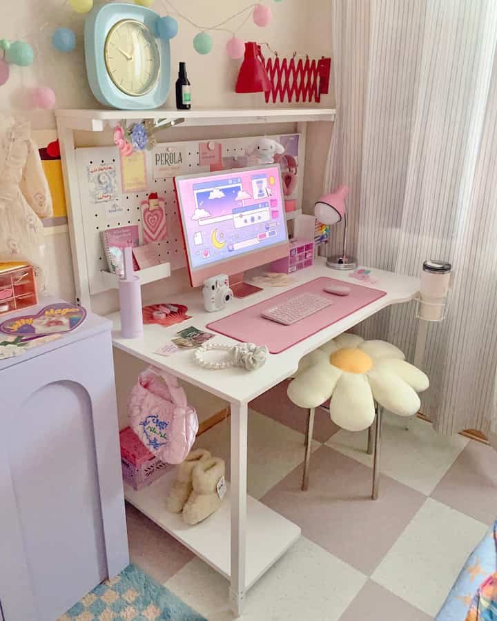 #제품제공 209 Avenue Desk🤍✨
ペロラホームデスクチェンジ🤍209アベニューゼロステーションタワー型デスク1200サイズです！とてもきれいでかわいいです💕🫧✨
。
私は一人で設置しましたが、揺れることなく頑丈になるしかない構造だったんですよ😍 説明書を見て難なく組み立てて完成するので世の中のように！商品詳細ページに男性の方々 何人かが上がってぶら下がっている様子を見て頷く頷いたんです👍
。
100％国内生産にE0グレードの材料を使用しました。新製品であるにもかかわらず、独特の化学的な臭いが出なくてとても良かったです🤍  #제로스테이션 #제로데스크 #209애비뉴라이프 #책상 #컴퓨터책상 #게이밍책상 #선반책상 #책상꾸미기 #방꾸미기 #데스크테리어 #책상스타그램 #책상인테리어 #셀프인테리어 #책상추천 #책상피드  #desksetup #desksetups #deskdecor #deskspace 