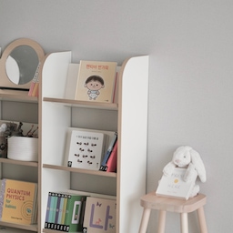 띠지를 활용한 아기 그림책 독후활동 📚
저희 아기는 얼마 전에 두 돌을 맞이해서
슬슬 배변훈련을 해야하나 싶었거든요
아직 적극적인 표현은 하지 않아서
우선 “팬티야 반가워” 라는 그림책으로
아기에게 팬티와 친해지게 하려고 했어요
#오라이프 #오라이프육아 #그림책 #독후활동 #두돌아기 #아기그림책 #책육아 #배변훈련 