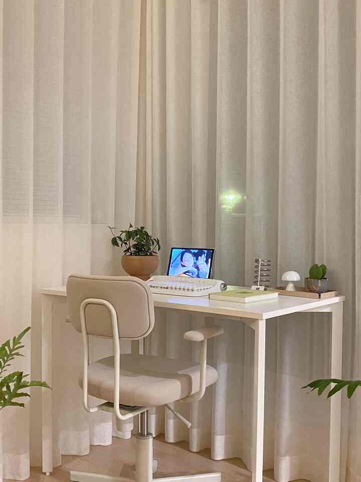 #제품제공

Today, the cool breeze and clear sunlight are shining brightly✨

I replaced the newly purchased multi-family Fermata Standard Desk in one corner of the study,
and now I have a small space where I can read or work separately from my computer desk.
I put it in the size of 1000x600 to use as a sub, and it's nice because it doesn't take up much space.

The white color and clean design go well with the study, and I am satisfied with its sturdiness that does not shake. 🤍

#Multi-family #dagagu #리얼다가구 #페르마타스탠다드 #페르마타멀티탭 #컴퓨터책상 #책상 #공부책상 #게이밍책상 #책상꾸미기 #데스크테리어 #책상스타그램 #책상인테리어 #셀프인테리어 #책상추천 #책상피드 #오늘의집 #오하우스 #desksetup #desktour #deskstyling #desk #서재 #서재인테리어 #서재책상