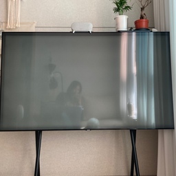 결혼할때받은 티비 
지금집에는 거실벽이랑 맞먹는크기ㅋㅋㅋㅋㅋㅋ 
좁은집이라 티비선반없애고 거치대로바꿨는데 
답답하지않아서 너무좋다 ♡ 
원래는 선정리안하고 너저분했는데 셋탑박스정리함 사고 정리 싹하니 지금까지왜안했지 아쥬 편-안 
#이젤형거치대 #티비거치대 #티비스탠드 #셋탑박스정리 #셋탑박스숨기기 #공중부양템  #좁은집거실 #좁은거실인테리어 