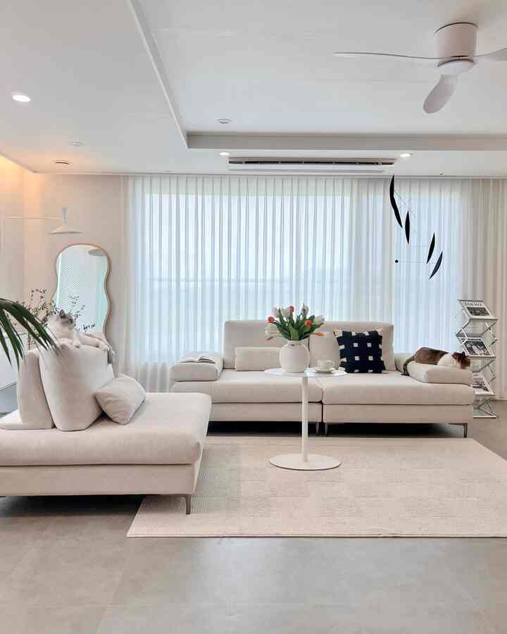 ジプスンの最愛のテーブルというパイピエッグテーブル
ソファに座って書くのはちょうどいい高さだ。
花瓶やオブジェの持ち上げにも良いサイズ！
鉄製のテーブルは継ぎ目が滑らかでない場合が多いです。 
継ぎ目もきれいに仕上げられているので一緒に写真を撮ってみましたね☺️


#piepi #파이피 #철제가구 #사이드테이블 #에그테이블
#eggtable #패브릭소파 #거실테이블 #화이트인테리어 #리모델링 #미드센츄리 #40평대인테리어 #타워형아파트 #신혼집가구 #오하우스 #거실가구 #거실조명 #여름인테리어 #midcentury #livingroomdecor #sidetable #액자 #플랜테리어 #올리브나무 #아이패드