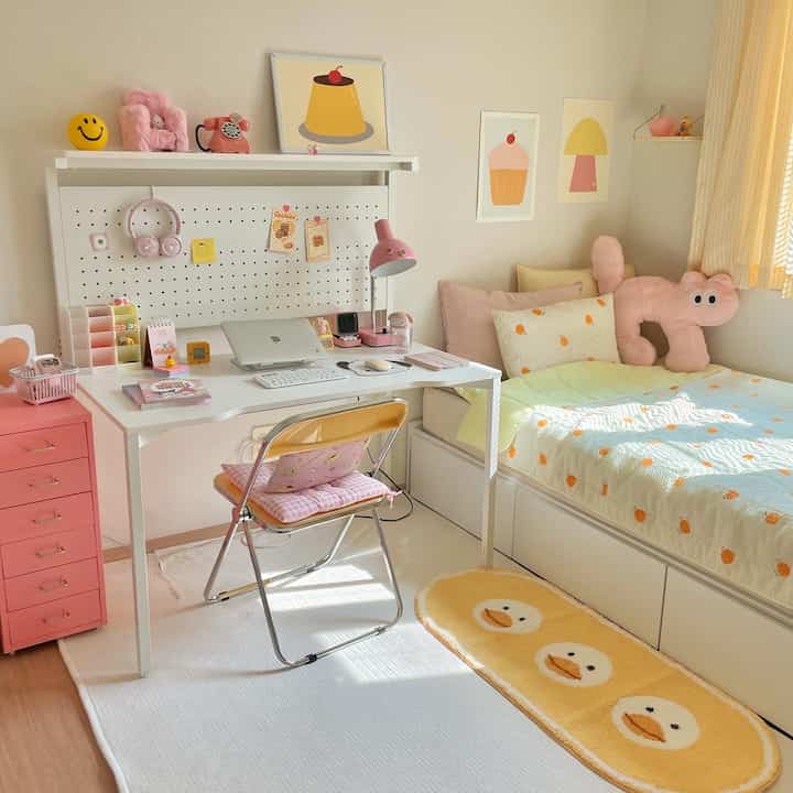 新しい机を置きながら構造も変えました。
気分転換になって新しい部屋ができた感じです🥰

ヨーデスクは100％国内生産にE0グレードの資材を使用し、丈夫で揺れることなく頑丈です！  #제로스테이션 #제로데스크 #209애비뉴라이프 #책상 #컴퓨터책상 #게이밍책상 #선반책상 #책상꾸미기 #방꾸미기 #데스크테리어 #책상스타그램 #책상인테리어 #셀프인테리어 #책상추천 #책상피드  #desksetup #desksetups #deskdecor #deskspace #아이방꾸미기 #아이방인테리어 #아이방가구 #공부방 #공부방인테리어 #공부방꾸미기 #공부방책상 