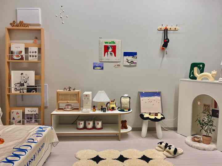 Bright-toned living room featuring a rug and coffee machine with a natural, cozy atmosphere