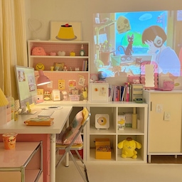 ⭐️이사오고 작은방에 대한 정보를 진짜 많이 물어보신 것 같아요 !
디엠이 많이와서 가구위주로 피드에 공유 해봅니다 😍
📌책상 -  이케아 LINNMON 테이블 
이케아 책상인데 가성비도 좋고 가로 사이즈가 많이 크지 않아 작은방에 둬도 자리차지를 많이하지 않아서 좋은 것 같아요.
아이맥 24인치 들어가면 딱 맞는 사이즈 입니다.
노트북이나 패드 두시면 더 넉넉하게 사용하실 수 있을 것 같아요 💛
📌책장 - 이케아 KALLAX 책장 (2x2) 2단 
책상옆에는 이케아 KALLAX 책장 이고 4칸 짜리 2개 사서 옆으로 붙여서 사용하고 있습니다.
깊이도 넉넉하고 뒷면이 막혀있지 않은 책장 이라서 
공간분리 할 때 사용해도 답답하지 않고 좋을것 같고 이렇게 책상 옆에 두고 사용해도 좋은 것 같아요.
다음에는 두개 쌓아서 위에올려서 세로로 길게 사용 해볼까 생각중이에요 !
여러모로 활용도 높은것 같아요 😊
📌상부장 - 필웰 무노 다용도 상부수납장 800
책꽂이처럼 사용중인 상부장은 필웰 다용도 상부장 (800사이즈) 입니다.
상부장이여서 원래 이전 집에선 벽난로 콘솔이나 수납장 위에 두고 
홈카페 선반장으로 잘 사용하고있었는데요,
이번에 이사오면서 책장 위에 올려봤는데 너무 잘 어울리더라구요 ! 
아기자기한 수집품이나 피규어, 작은 책들 두기에도 좋아서 잘 사용중이에요.
크기도 기본사이즈 800이라 수납장이나 선반위에도 딱 올라가기 좋은 사이즈입니다 ! 
이렇게 쓰다가 질리면 다음엔 주방에 두려고 생각중이에요.
몇년간 사용하고 있는데 이것도 여러모로 활용도 좋은 것 같아요! 😍
그리고 상부장 색상은 원래 흰색이구요! 제가 핑크체크 시트지를 붙여서 리폼 해줬습니다. 
질릴 때 쯤 시트지 색상 바꿔서 사용하면 기분전환 되고 좋더라구요.
📌 핑크체크 시트지- 시트나라 아이방 책상 리폼 단색 포인트 체크무늬 시트지 DPS-핑크 ’ 
📌버터수납장 - 룸앤홈 리브 슬라이딩 높은 수납장 900
이케아 책장 옆에 있는 버터색 수납장입니다 ! 
색감도 너무 예쁘구 전체가 버터색이 아니라 전체적으로 화이트에 수납장 도어만 딱! 버터색이라 너무 마음에 들었어요! 그래서 화이트 인테리어랑도 잘 녹아들더라구요. 넉넉한 용량이라서 수납력도 좋아요.
📌빔 프로젝터는 - 미닉스 ‘ 미니빔 ’ 
빔프 질문도 진짜 많았는데요, 요 빔은 무선으로 사용가능하고 사이즈도 컴팩트해서 이곳저곳 가지고다니면서 사용하기 진짜 편하고 좋아요 !
📌 미니 공간박스 - 이케아 릭스훌트 수납장 캐비넷 
상부장 옆에 둔 조그만 미니 공간박스도 이케아 제품이에요!
이전집이 복층이였는데 층고가 낮아 복층에서는 침대 협탁으로 사용하던 제품인데 
이사오고 책장위에 올려두니 사이즈 완전 딱 이네요!
철제라서 자석이나 엽서 붙여줄 수 있어서 방 꾸미기에도 좋아요. 
#이케아 #이케아책상 #이케아책장 #아기방꾸미기 #아이방꾸미기 #빔프로젝터 #핑크인테리어 #옐로우인테리어 #미닉스 #미니빔 #공부방인테리어 #책상 #수납장 #아이맥 #데스크테리어 #책상꾸미기 #키치인테리어 #러블리 