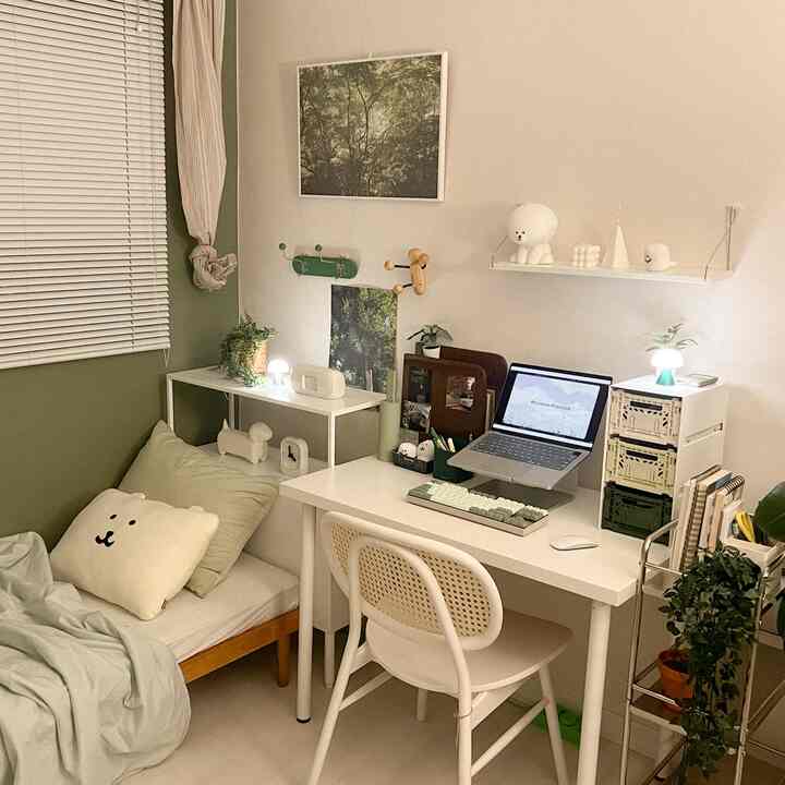 ナチュラルカラーの一人暮らし用の小さな部屋、デスクとベッドが配置された居心地の良いホームオフィスの空間