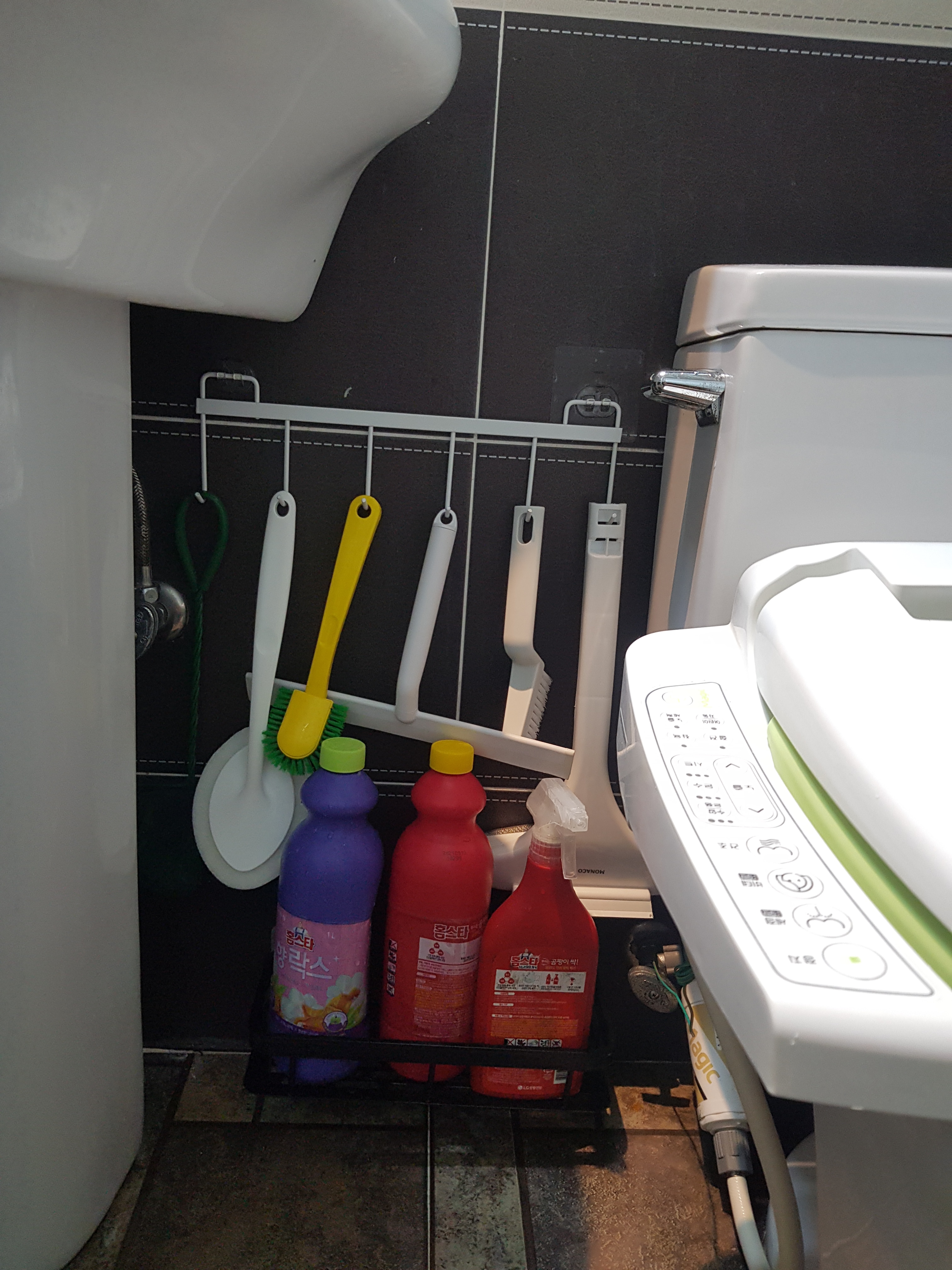 Screw-Lock No-Drill Bathroom Shelf user photo