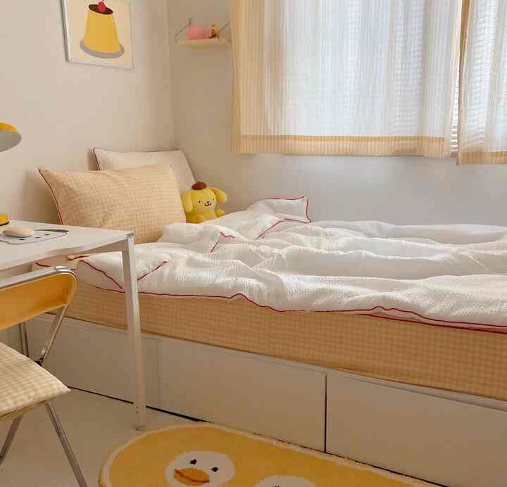 黄色と白のトーンの赤ちゃんの部屋、ベッドとデスク、かわいいキャラクターのぬいぐるみが配置されたラブリーな空間