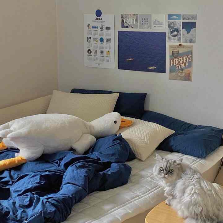 最近は暑すぎる夏です！
夏には雪でも涼しくなりたくて
寝具でインテリアで涼しげな色合いに変えられます:) #포스터인테리어 #여름인테리어 #모멍에뚜아 #빈티지포스터 #벽꾸미기 #벽포스터 #네이비인테리어 #네이비침구 #비비드인테리어 
