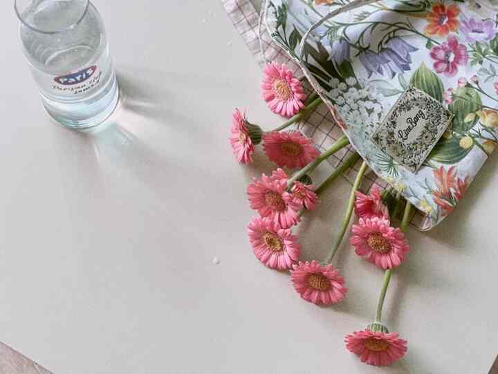 #취미는바느질 #감성바느질 #핸드메이드 #소잉 #취미 #감성취미 #handmade #sewing

趣味と特技、ハンドメイドで作る小物、服、バッグ
そして家のインテリアに役立つファブリックで覆う
マット、カバーを作っています〜

猛暑と梅雨が始まる前 
花に落ちて2週間から3週間間隔で花を購入した。
移動が不便で花専用の移動バッグを作ったりしました。

家順は服ですがボリュームパンパンに入れて女の子感性を生かしてくれる
服も作りました〜

見えにくいハート型の両面バッグで視線集中も受けてみた
ふわふわのための眼帯とセット構成でクッションカバーまで..
最近作った愛着テムたちを見てみましょう〜🪡🧵