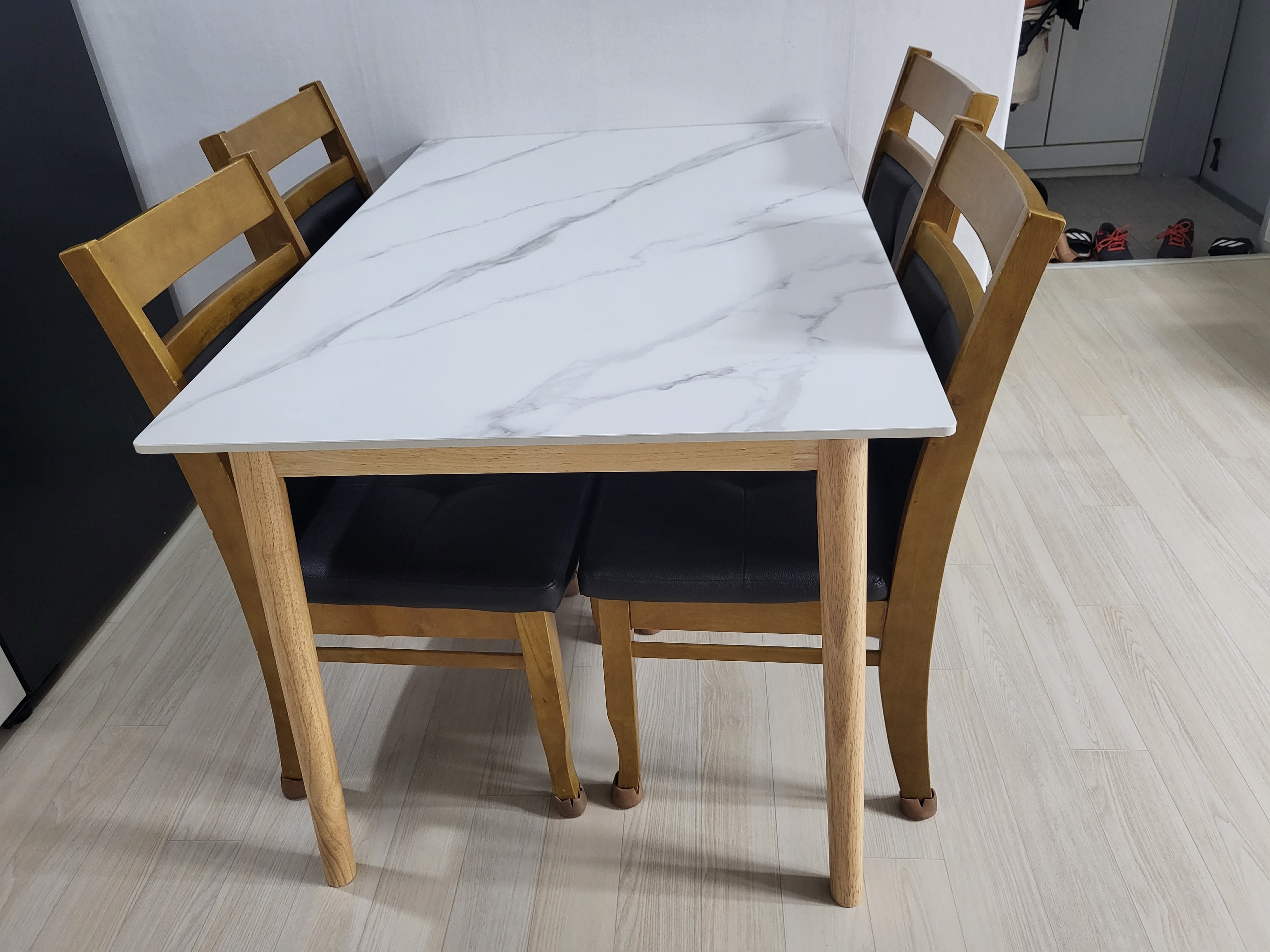Ceramic Tabletop Solid Wood Frame Dining Table user photo
